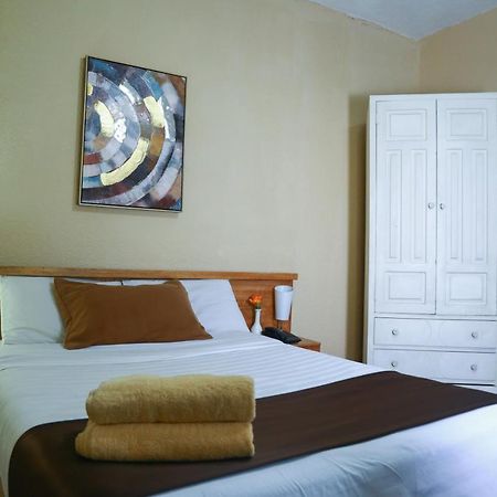 Hostal Loro Verde Quito Exterior photo